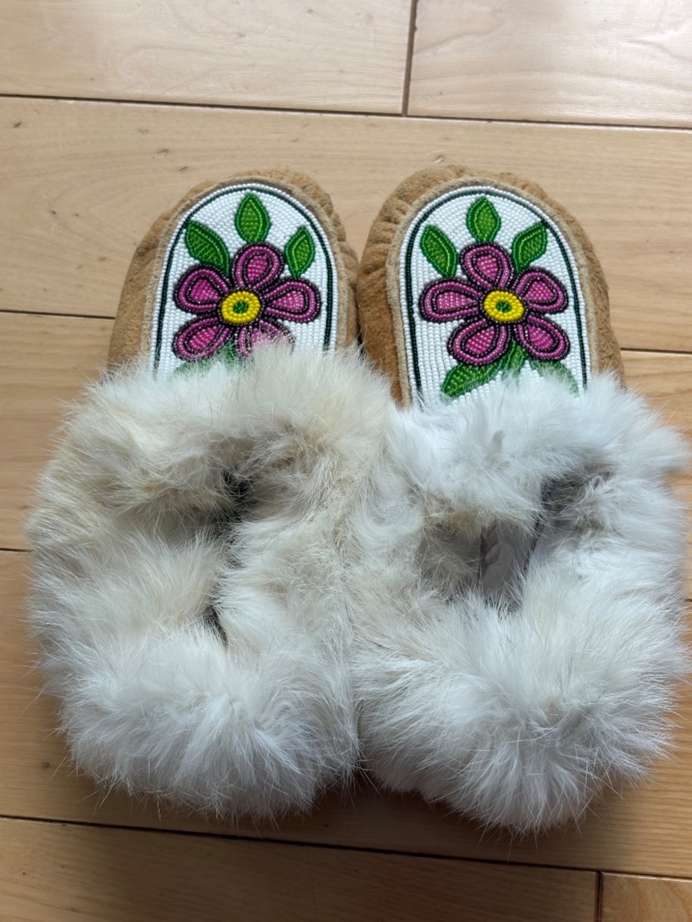 Authentic Indigenous Beaded Moccasins Suede Fur Trim Floral Slippers, Sz 6 - Picture 15 of 15